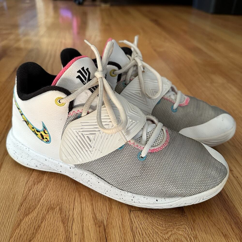 Nike Kyrie Flytrap 3 🏀 Shoes #BQ5620-104 White/Multi-Color Women’s Sz 7 BP
